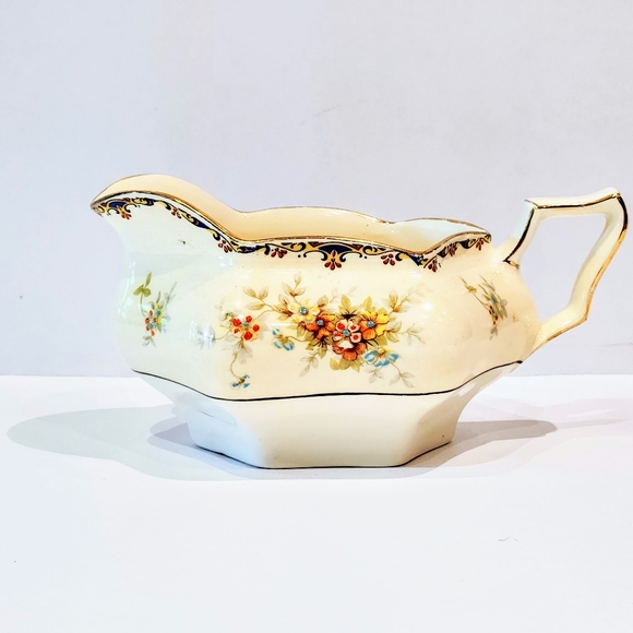 Antique Royal Winton creamer and sugar dish with lid. - Picture 8 of 11